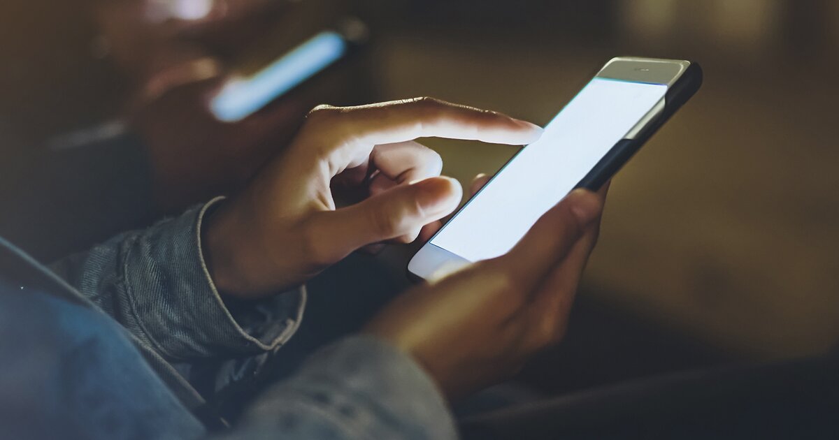 Невролог Воробьева: использование смартфона может привести к параличу мышц кисти